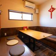 大人数にも対応できる2Fの広間は宴会に利用できる広々としたエリア。子ども連れのファミリーもゆっくり食事ができます。料理と飲み放題がセットになったコースが人気です。