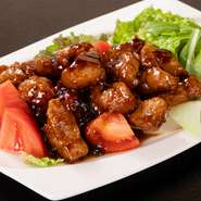程よい酸味とほのかな甘みが絶品の、旨みのある中国黒酢を使用した『黒酢酢豚』