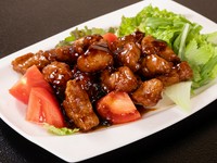程よい酸味とほのかな甘みが絶品の、旨みのある中国黒酢を使用した『黒酢酢豚』