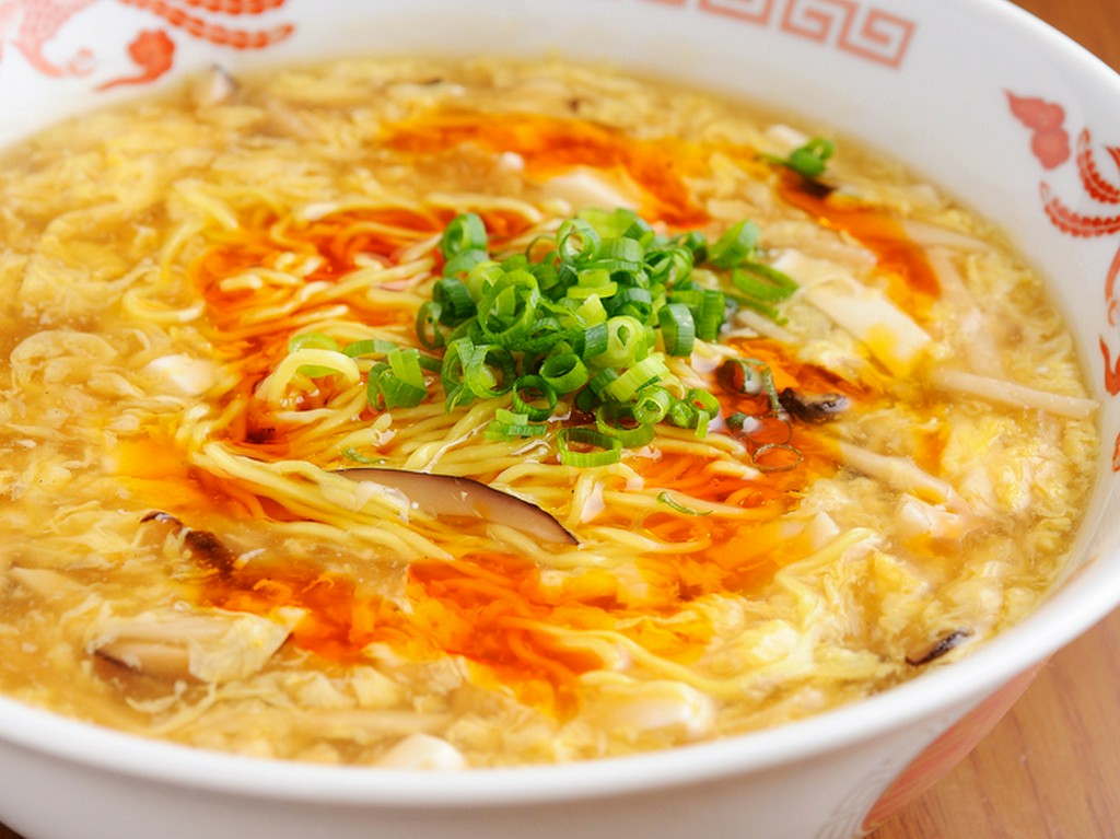 ほのかな酸味の中に、ぴりっと辛みがきいた『酢辛湯麺（サンラータンメン）』