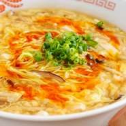 酢が立ちすぎず、辛みが主張しすぎず、程よく調和したやさしい味わい。酸味と辛味が融合したスープは旨みが濃く、細めの麺に良く絡みます。深いコクと何ともいえない旨みを堪能できる一品。
