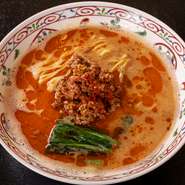 ゴマとスープのバランスは申し分なく、中細ストレートの麺とよく合います。豆板醤・甜麺醤などで炒めた特製ミンチをトッピングし、炸醤・特製ラー油・中国粉山椒をプラス。店主自身も食べたくなる逸品です。