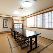 2Fには最大36名までゆったり座れる宴会場も備わっています。店主が一人で調理するため宴会時には待ち時間が発生することも。それでも味わいたい逸品を求め多くの人が足を運びます。