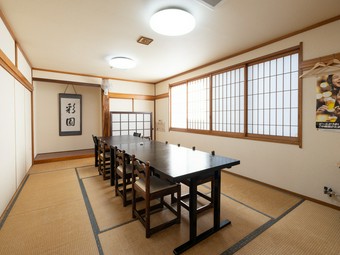 少人数はもちろん、大きな宴会にも対応できる広間も完備