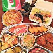 料理の内容はサーモンコロッケ、ごぼうの唐揚げ、スペアリブの煮込み、ローストビーフ、鮮魚のパイ包み、海老とチキンのスパイス焼き、サーモンマリネ、チーズの生ハム巻き、ポークの生姜焼き、サラダ、ピザ