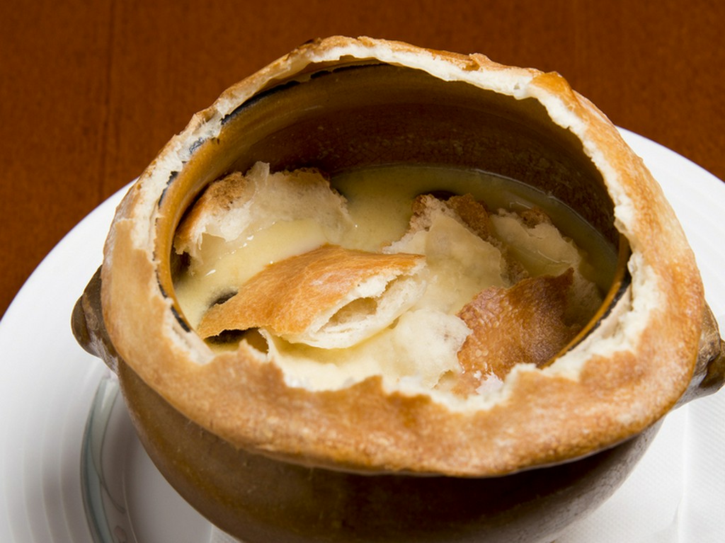 パン生地で包んで焼いたアイデア料理『きのこのスープつぼ焼き』