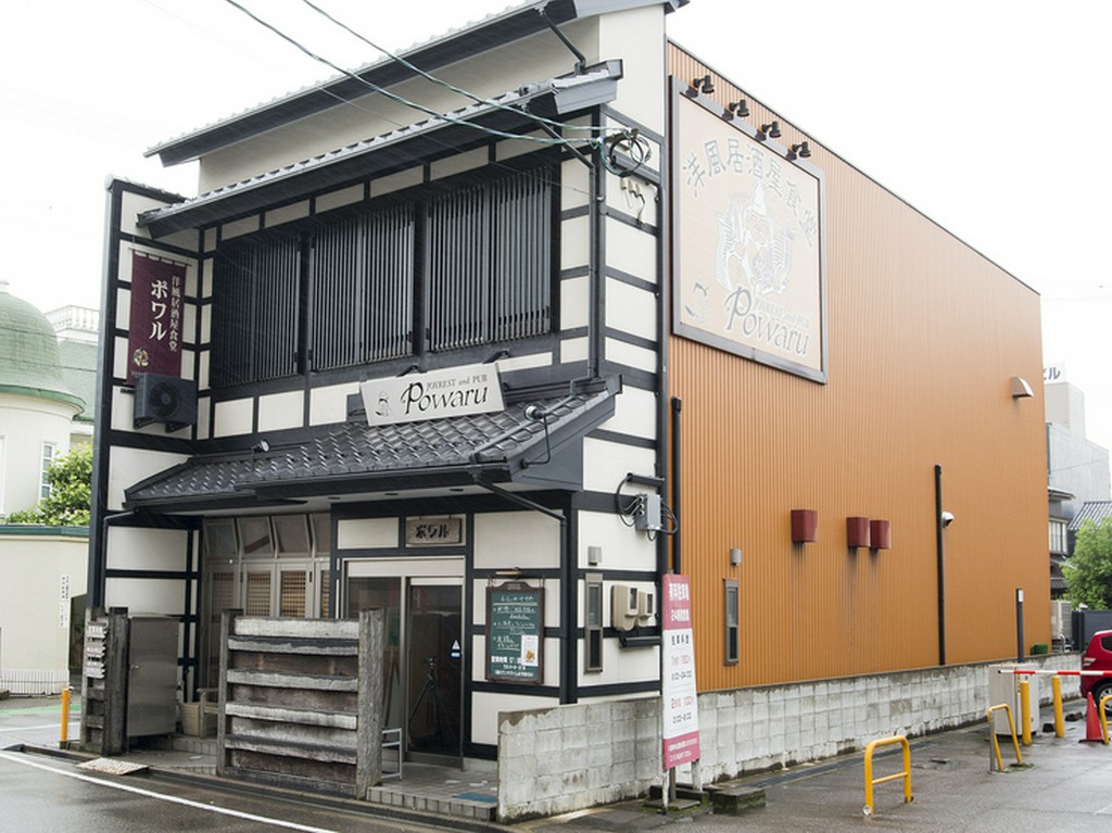洋食屋なのに蕎麦屋風!?　ユニークな外観
