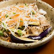 アレと言うのは「あの料理」と言うことです。料理名を付けるとしたら「揚げナスとポークの生姜焼き・サラダ仕立て」と成ります。食事の一品としても、お酒の友としても絶対に旨いこと間違いなしです。