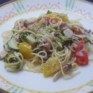 クリームソースパスタの下に卵黄が隠れています。
下から混ぜ込んでお召し上がりください。