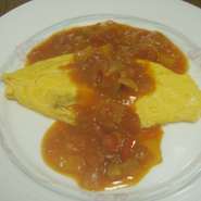 オムレツはシンプルに！！
ソースはポワル自慢のトマトソースをタップリと。