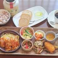 ・ポークピカタ、ベーコンとマッシュルームのソース
・クリームコロッケ
・キッシュパイ
・茸のアヒージョ
・チキンと胡瓜のマリネ
・ごぼう唐揚げ
・ミニサラダ 
・ポテトサラダ&キャロットラペ
・野菜のスープ