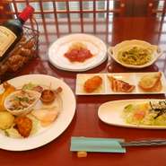 パーティーメニューは2名様よりお楽しみいただけます。
各コースに500円プラスで人気の【キノコのスープ・ココット焼き】お出しできます。
会場は、２0名様以上から２階のパーティールームをお使い頂けます。