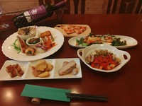 お出しする料理は、最後のピザ以外はすべて各自盛となります。
料理のみは、3.800 円（税込）