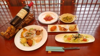 お出しする料理は、最後のピザ以外はすべて各自盛となります。
料理のみは、3.800 円（税込）