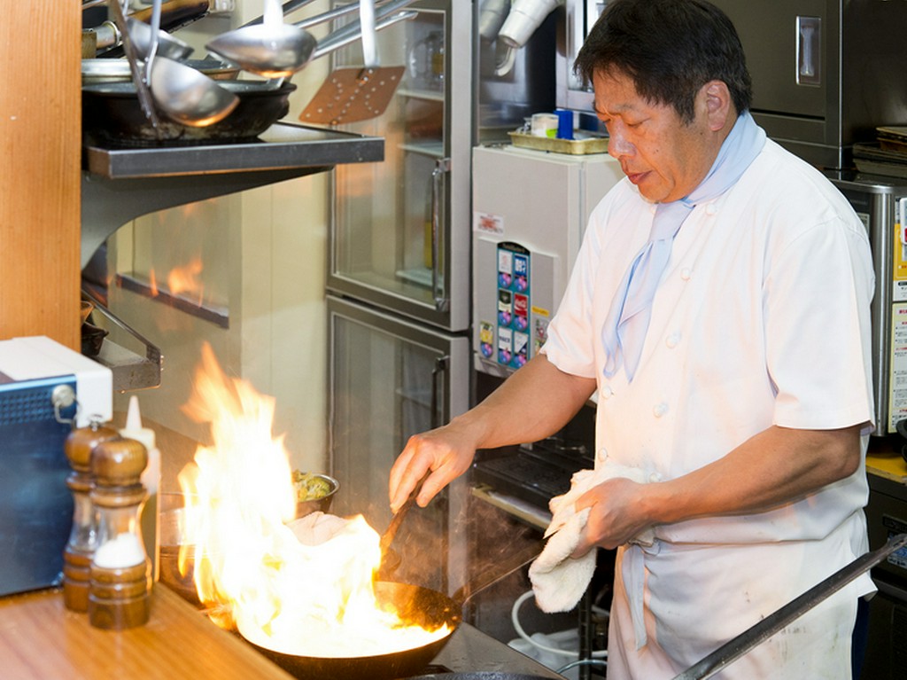 ひとりで来店されたお客さまも「楽しんで」食事していただきたい