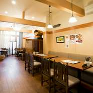 100席以上の広い空間に加え、『焼きチョリソー』などのおつまみから『ハンバーグ』『ライスグラタン』などの食事までさまざまなメニューが揃うので、どんなシチュエーションにもフィットすると自負しています。