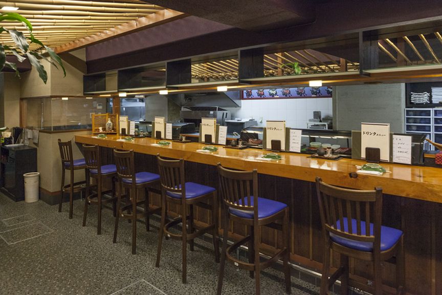ひとり飲みも楽しい、広々としたカウンター席