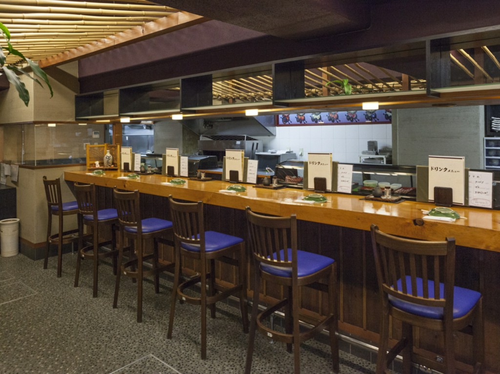 ひとり飲みも楽しい、広々としたカウンター席