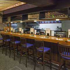 ひとり飲みも楽しい、広々としたカウンター席