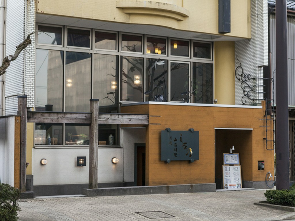 モダンな外観と赤い提灯が目印