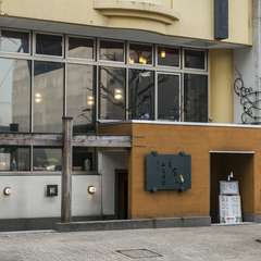 モダンな外観と赤い提灯が目印