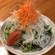 生野菜を しな乃特製和風ドレッシングでどうぞ！