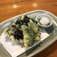 納豆を大葉と海苔で巻いて天ぷらにしました。