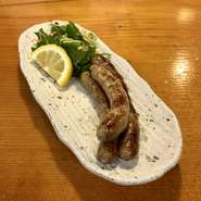 2種類の豚ミンチを自家製スパイスで味つけし、腸詰めしたものをボイルしてから炭火で焼き上げた一品。