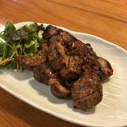 しな乃特製ダレに漬け込み炭火で焼き上げます。