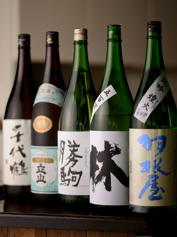 県内の日本酒を網羅。季節限定品など希少なものも取り扱い