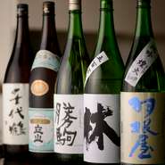 日本酒には特にこだわりをもって仕入れています。県内の全ての蔵元の日本酒を揃え、なかなかお目にかかれない限定の酒が堪能できるのも魅力。地酒と地魚の組み合わせは、相性抜群です。