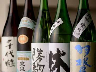 県内の日本酒を網羅。季節限定品など希少なものも取り扱い