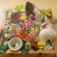 漁港のセリに毎日立ち、店で出す魚を選び抜くオーナーがいるからこそ出せる刺身です。とびきりの鮮度を味わってみてください。1人前1500円より。