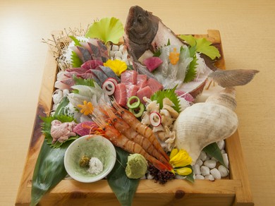 毎朝オーナーが競り落とす厳選の魚でつくる『お造り盛り合わせ　3人前』