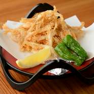 富山で取れる白えびを使った唐揚げは県外客に人気の一品。上品な甘みと、さくっ、という軽い食感は、「また富山に来たい」と思わせるのに十分の味です。
