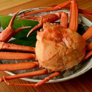 港で競り落とした地元の紅ズワイガニを、目の前で炭焼きに。そのまま刺身で食べることもできるカニなので、1杯で2度美味しく楽しむこともできます。
