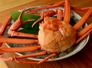 『紅ズワイガニ炭焼き』は目の前で焼き上げる楽しさがあります