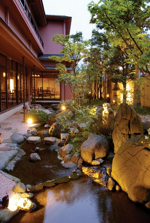 美しい庭園を眺めながら、幻想的な世界で絶品中華を