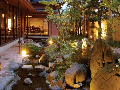美しい庭園を眺めながら、幻想的な世界で絶品中華を