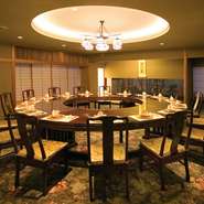 20名用の大円卓がある「鳳凰の間」。食事以外の円卓会議や会合にも利用することができます。一堂の顔を見ながら食事が可能。ハレの日やかしこまった集まりにぴったり。楽しい会話もみんなで共有できます。