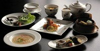 ・前菜盛り合わせ
・海鮮と季節野菜の塩味炒め
・手つくり蒸し点心二種盛り
・能登産豚のしゃぶしゃぶ風
・季節のふかひれスープ
・チャーハン
・デザート