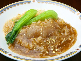 存在感のある豪華食材をたっぷり『フカヒレあんかけチャーハン』