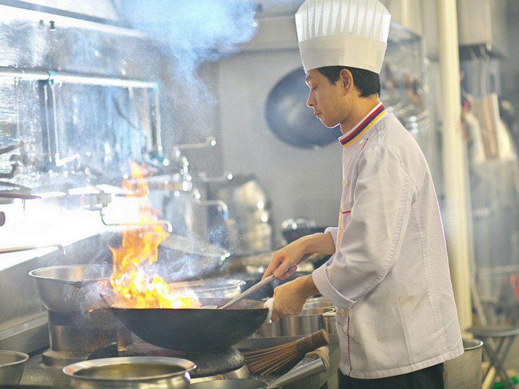 スタッフ同士の連携を保ち、タイミングよく料理を提供