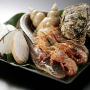 海からほど近くにある金沢は、海の幸も新鮮なものが豊富に入ります。それらが一同に会する近江町市場にて、毎日料理人が厳しい目で吟味し、納得したものだけを仕入れています。