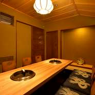 店内には、しっとりとした落ち着きのある個室も完備されています。周囲の視線や声を気にすることもなく、心地良い環境のスペースになっています。会社の大切な取引先様との接待などのビジネスシーンにも最適です。