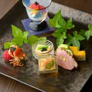 コースメニューの一品です。料理人が毎朝、「近江町市場」で仕入れた食材を中心に季節ごとのあしらえを施した品々です。