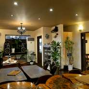 JR伊予大洲駅すぐそばに建つ、オーナー御夫婦だけで切り盛りされる小さなお店。外観も可愛らしく、店内も落ち着いた雰囲気が漂います。BGMとして流されるジャズに耳を傾けながら、ゆっくりとお料理を。