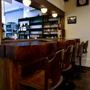 お酒全般の種類の多さが特徴的で、カクテル、ブランデー、ウィスキーに加えて圧巻なのがワインの種類。世界各国のワインが、銘柄のみならず年代別に表記されるなど、ワイン好きにはたまらないはず。