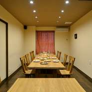 テーブル席、カウンター席のほかに、12名様まで使える大ルーム、6名様程度用の小ルームがあり、また仕切りを外せば20名様程度まででのパーティールームにも。ちょっとしたお祝いなどでご利用を。