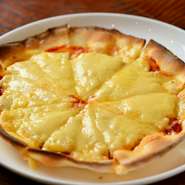 本場のカマンベール・チーズを使用し、ピッツアの生地も当然自家製。シンプルなピッツアの味わいです。